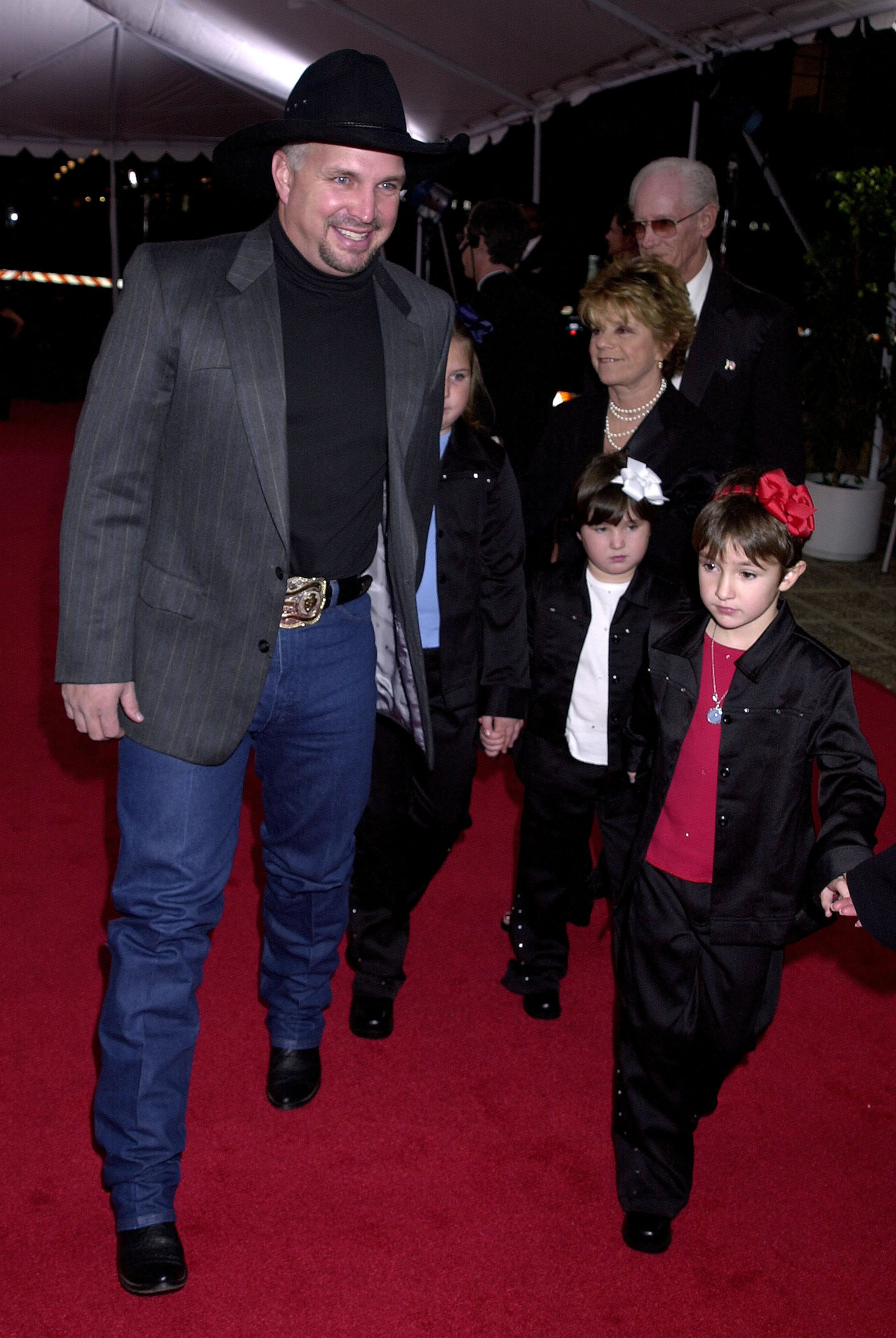 Garth Brooks and his kids arrive at the 28th People's Choice Awards on January 13, 2002 | Source: Getty Images