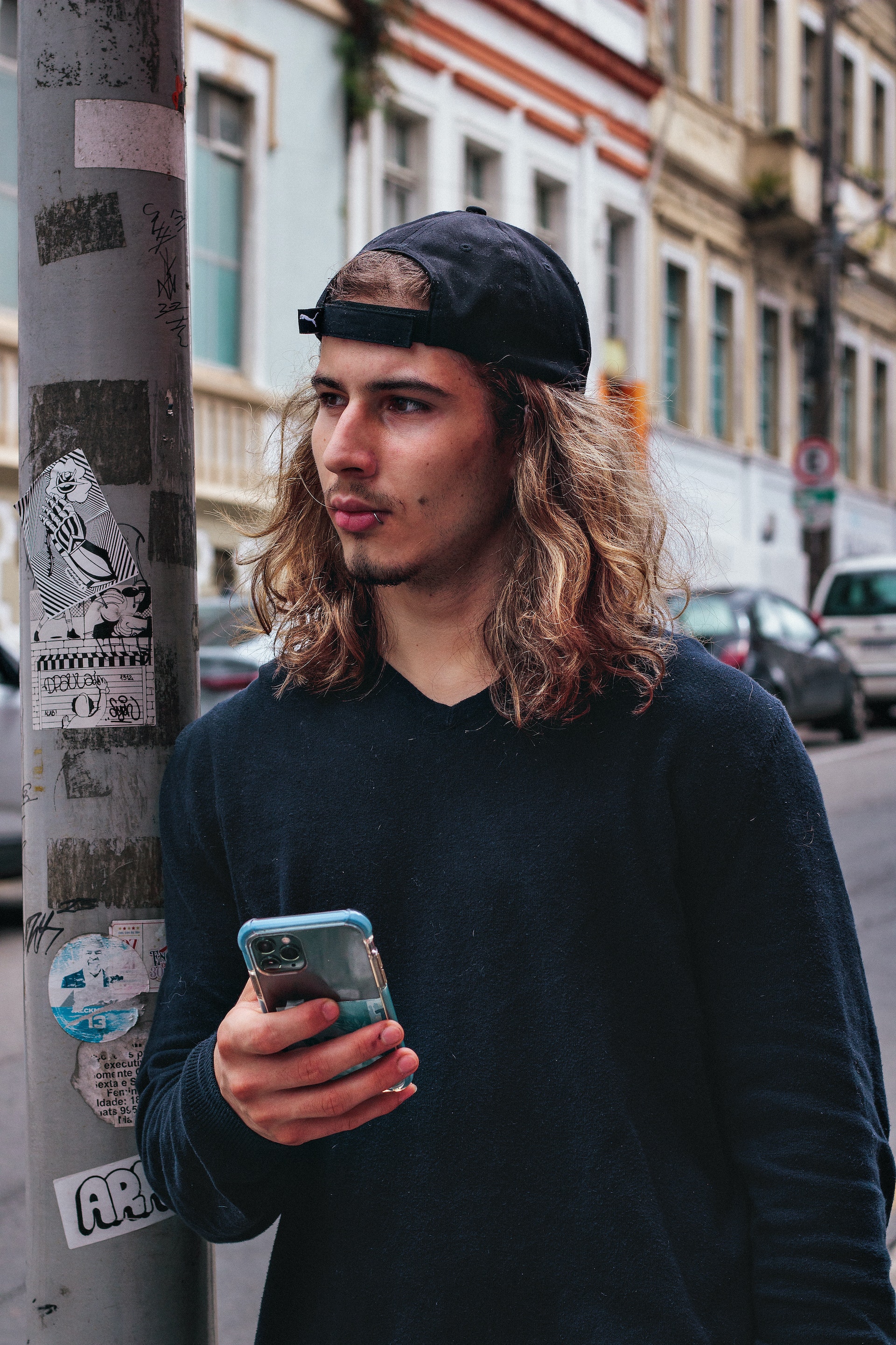 A man standing with a phone in his hand | Source: Pexels