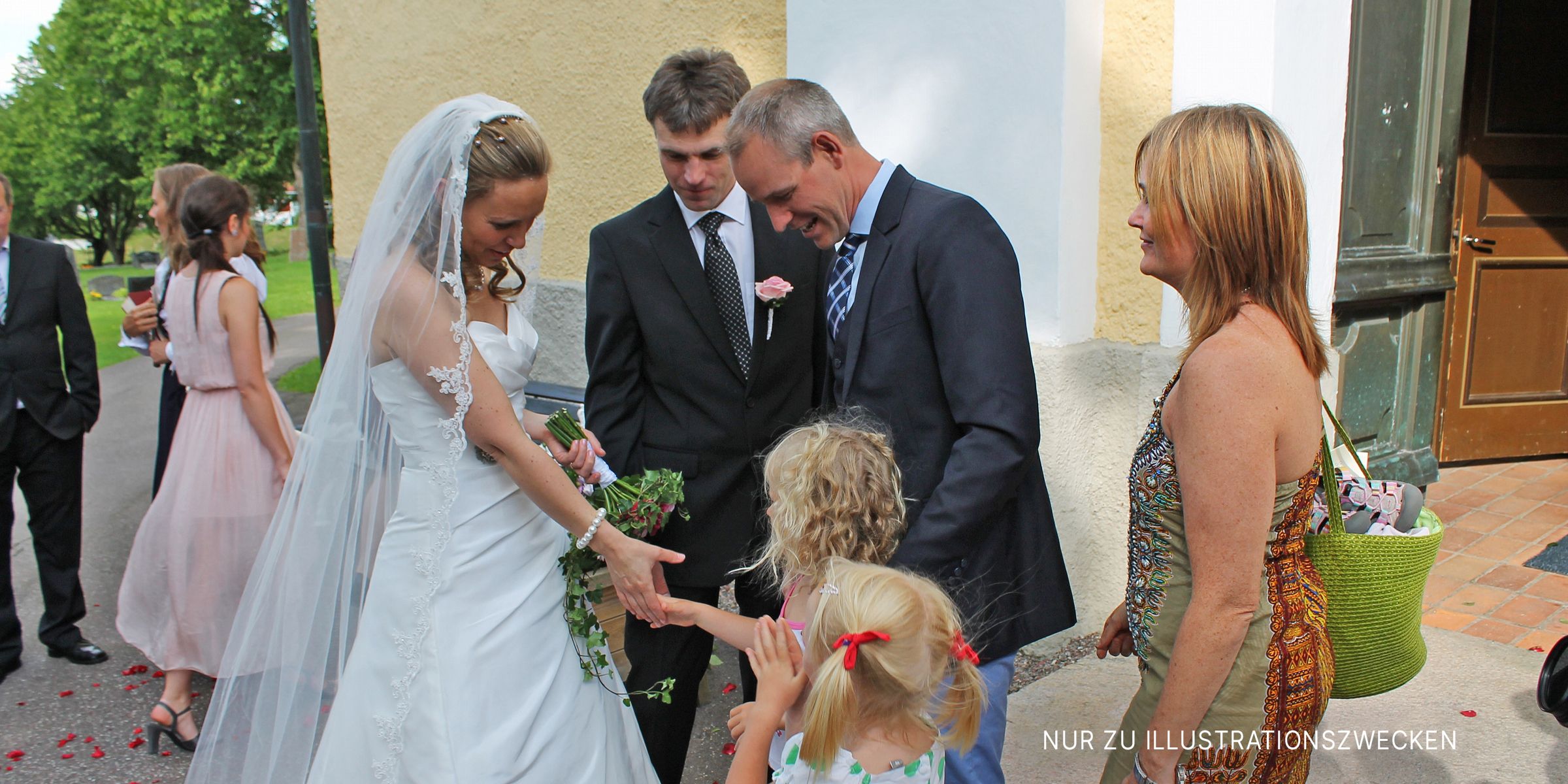 Glückliche Braut mit Blumenmädchen an ihrem Hochzeitstag. | Quelle: Flickr/sebilden (CC BY 2.0)
