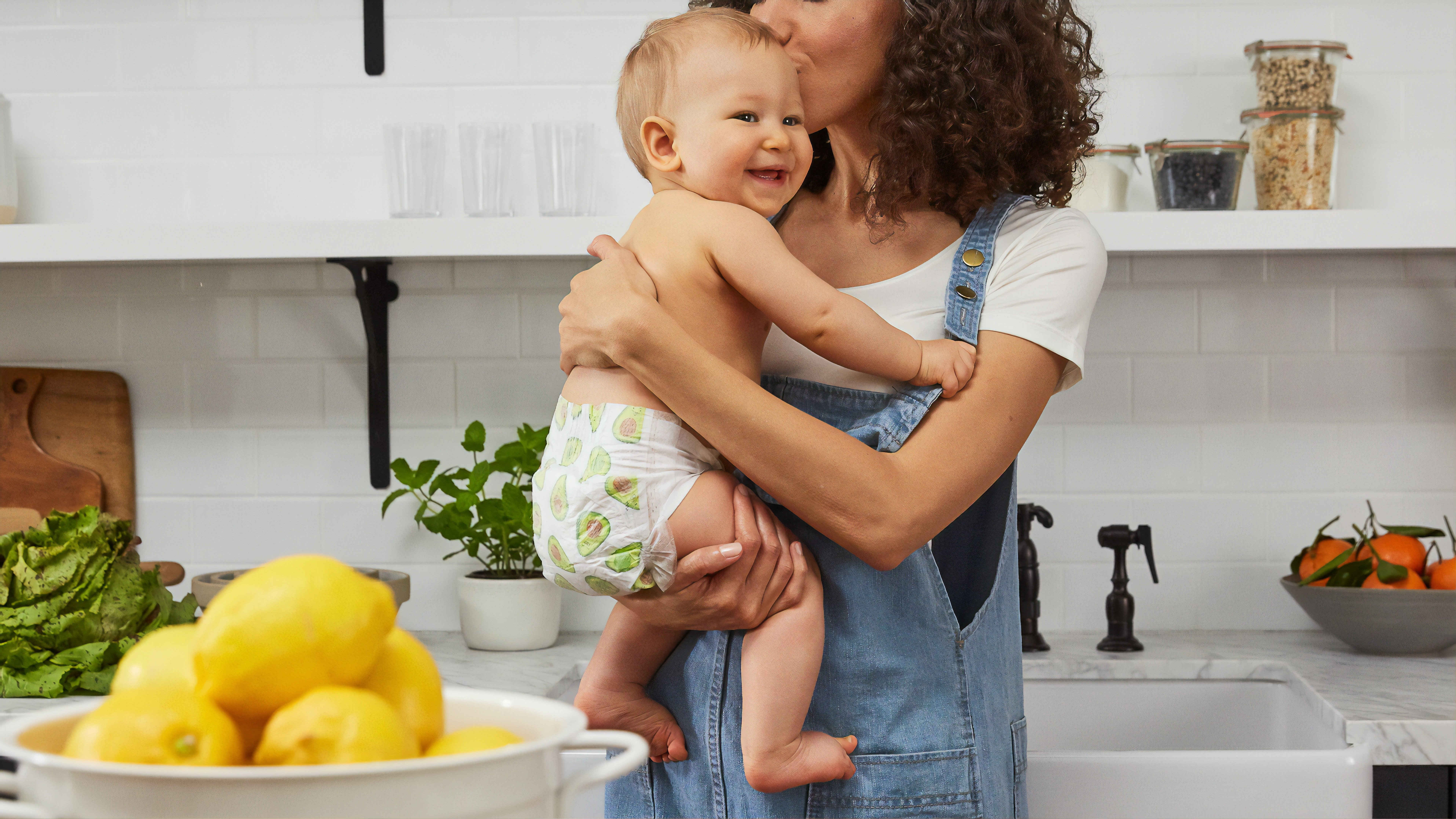 A mother kissing a child | Source: Unsplash.com