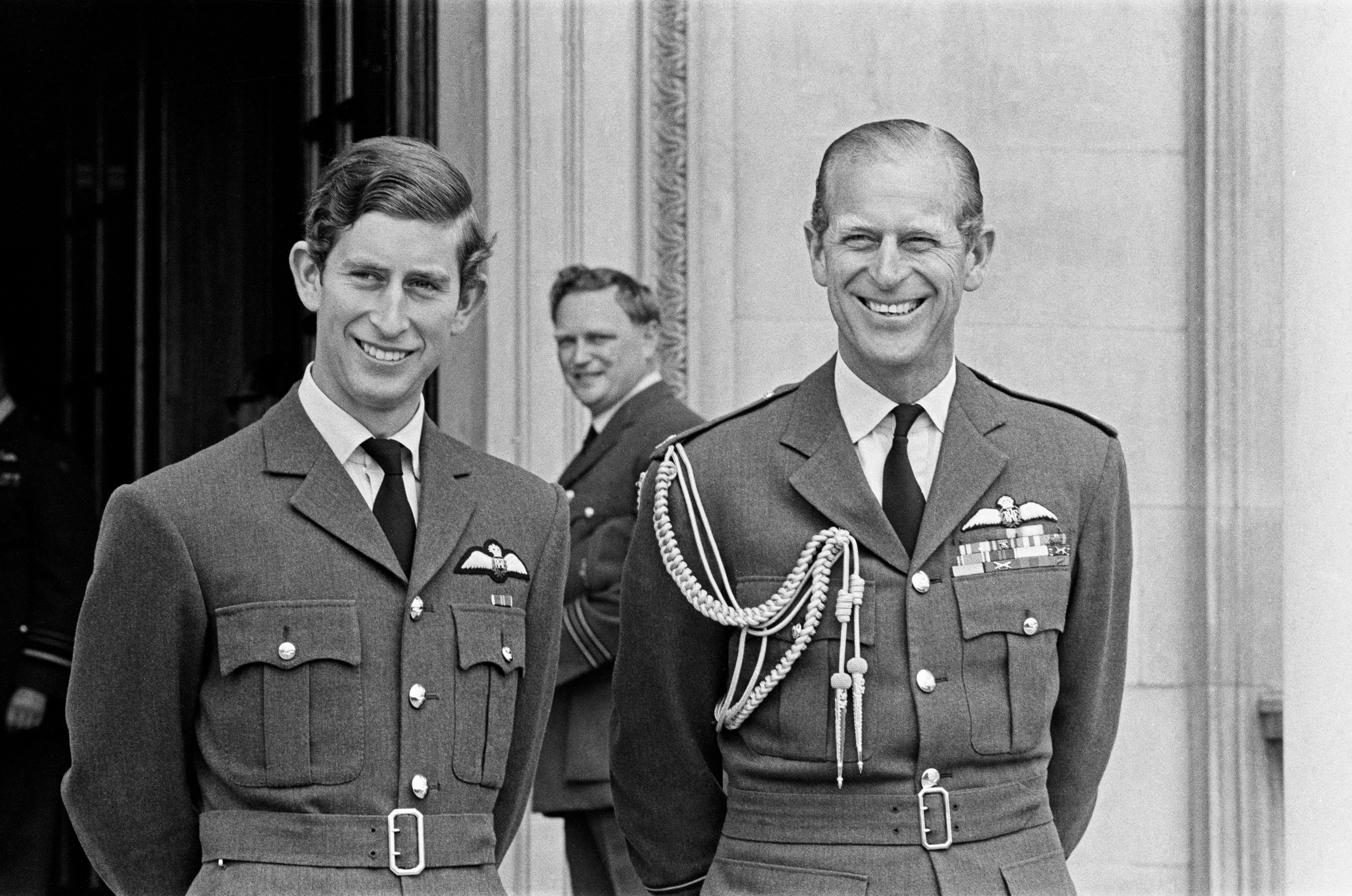 Prinz Charles und sein Vater Prinz Philip, der Herzog von Edinburgh, in RAF-Uniform bei der Verabschiedungsparade in Cranwell im Jahr 1971 | Quelle: mirrorpix via Getty Images