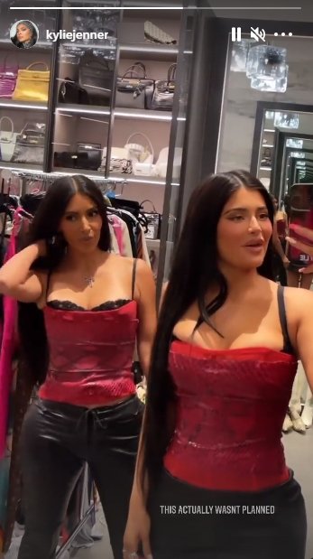 Kim Kardashian and Kylie Jenner posing in matching corsets. | Photo: Instagram/kyliejenner