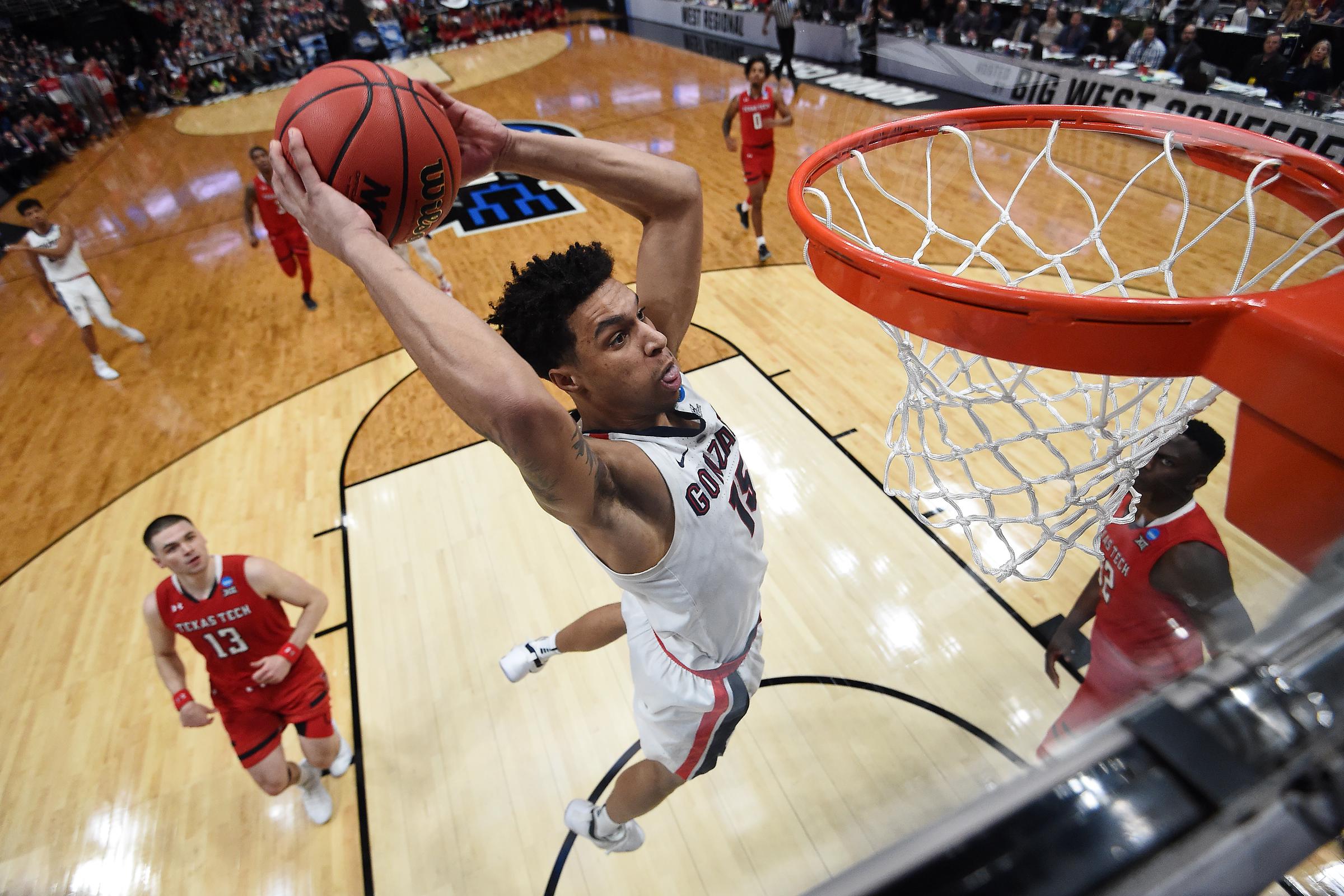 Brandon Clarke dunks the ball against the Texas Tech Red Raiders during the NCAA Men's Basketball Tournament West Regional on March 30, 2019 | Source: Getty Images