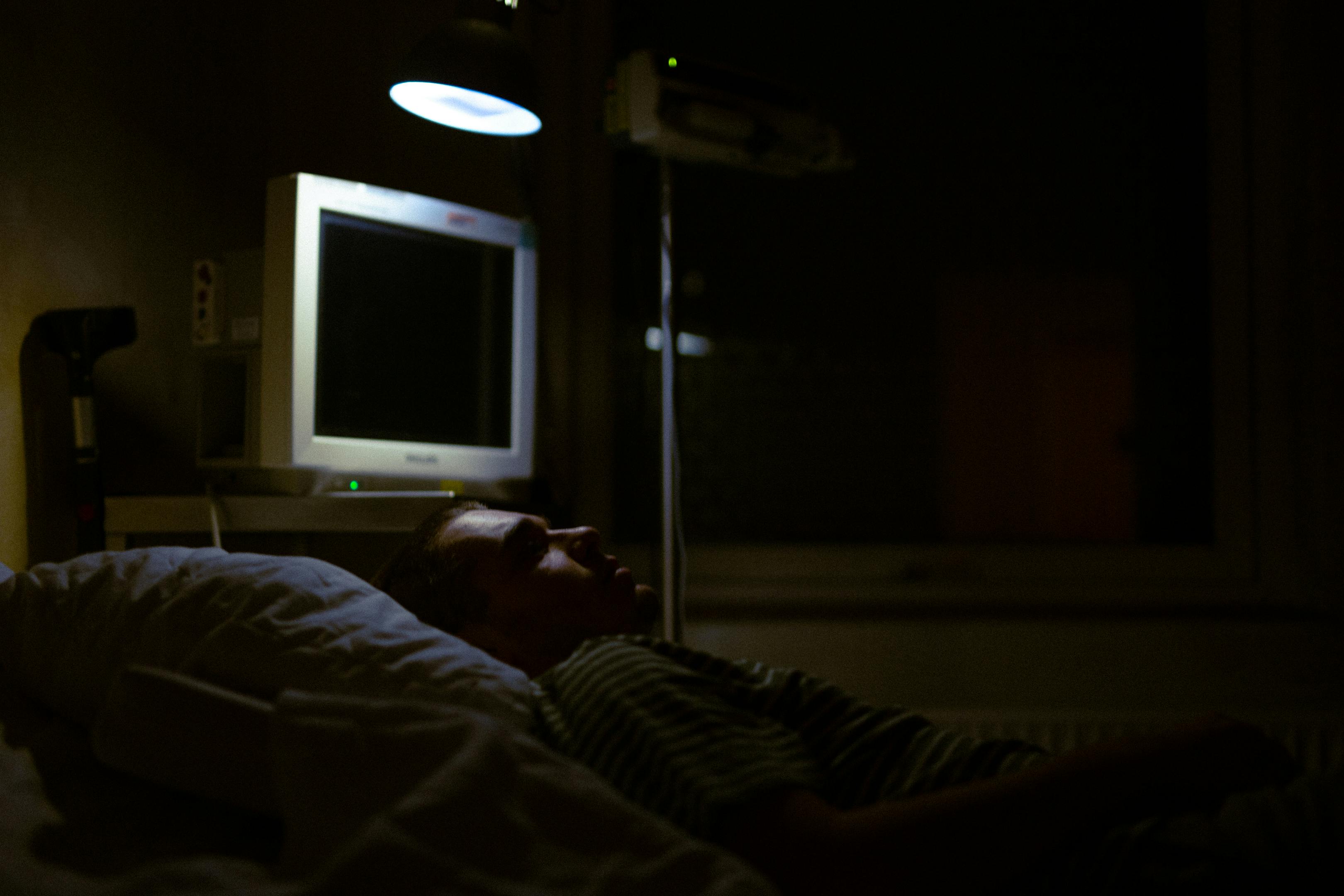 A man sleeping in a hospital bed | Source: Pexels