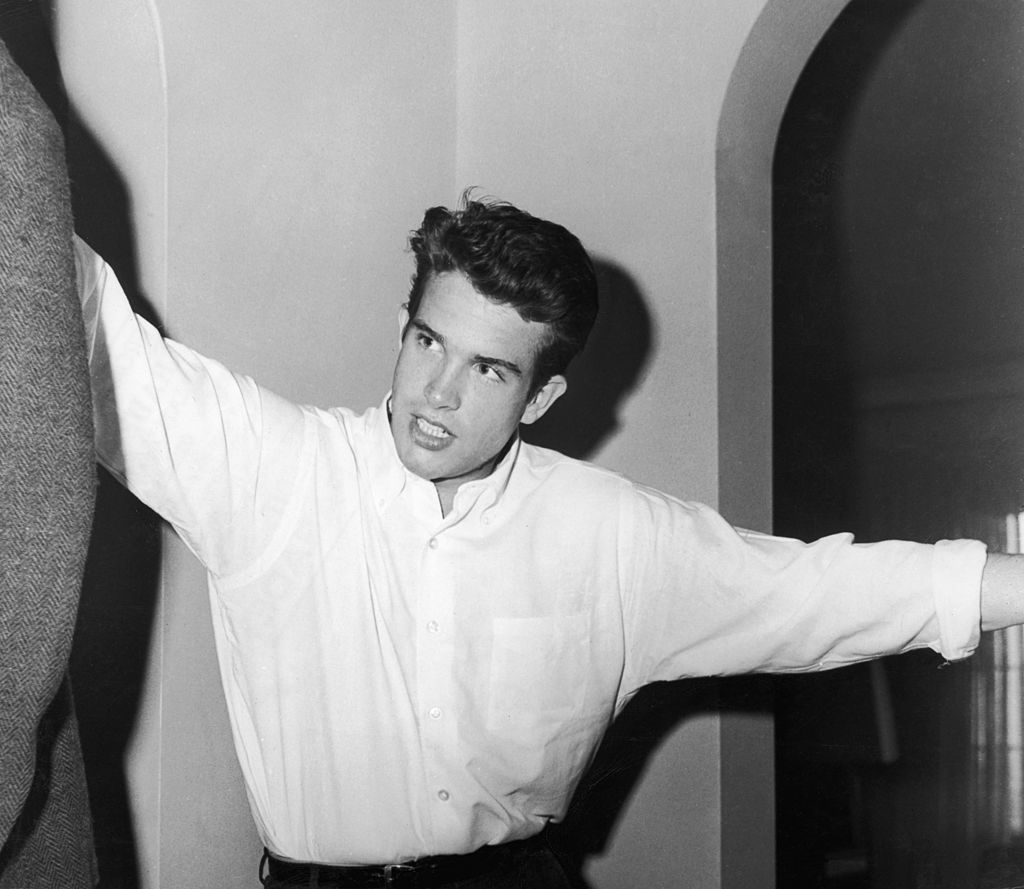 Der amerikanische Schauspieler Warren Beatty trägt in seiner Wohnung ein weißes Button-down-Hemd, ca 1955 | Quelle: Getty Images