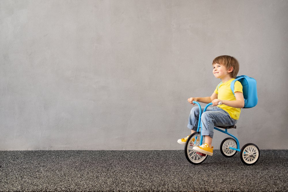 Niño con triciclo. | Foto: Shutterstock