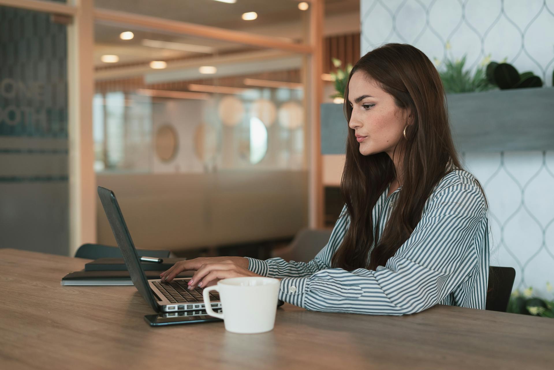 A woman working on her laptop | Source: Pexels