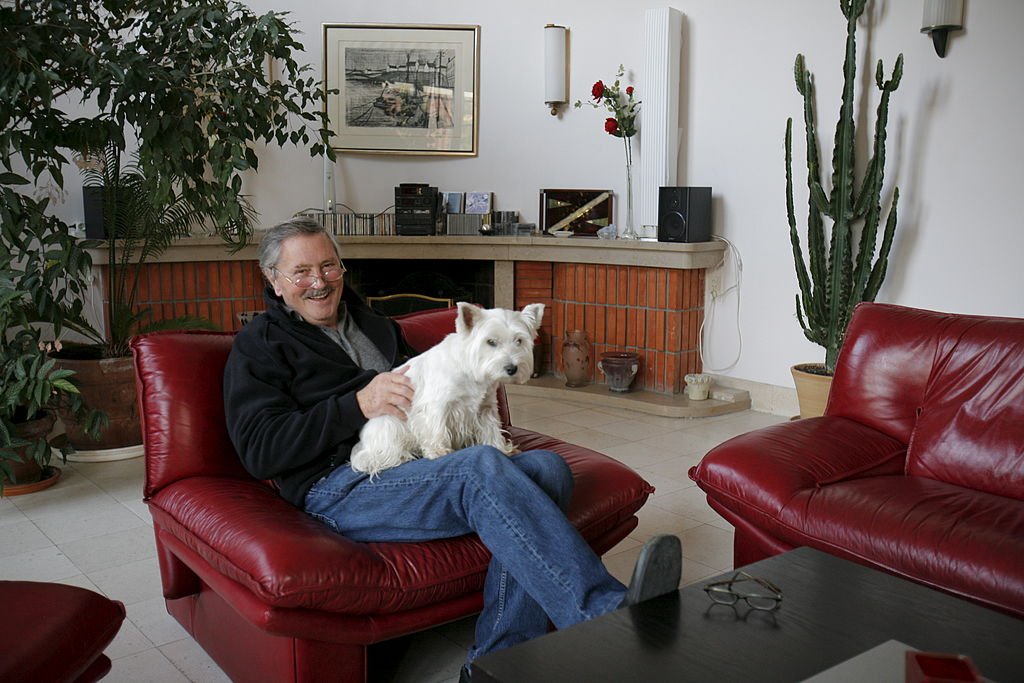 Victor LANOUX chez lui dans sa maison. Opéré d'un anévrisme de l'aorte, il s'est réveillé hémiplégique. | Photo : Getty Images