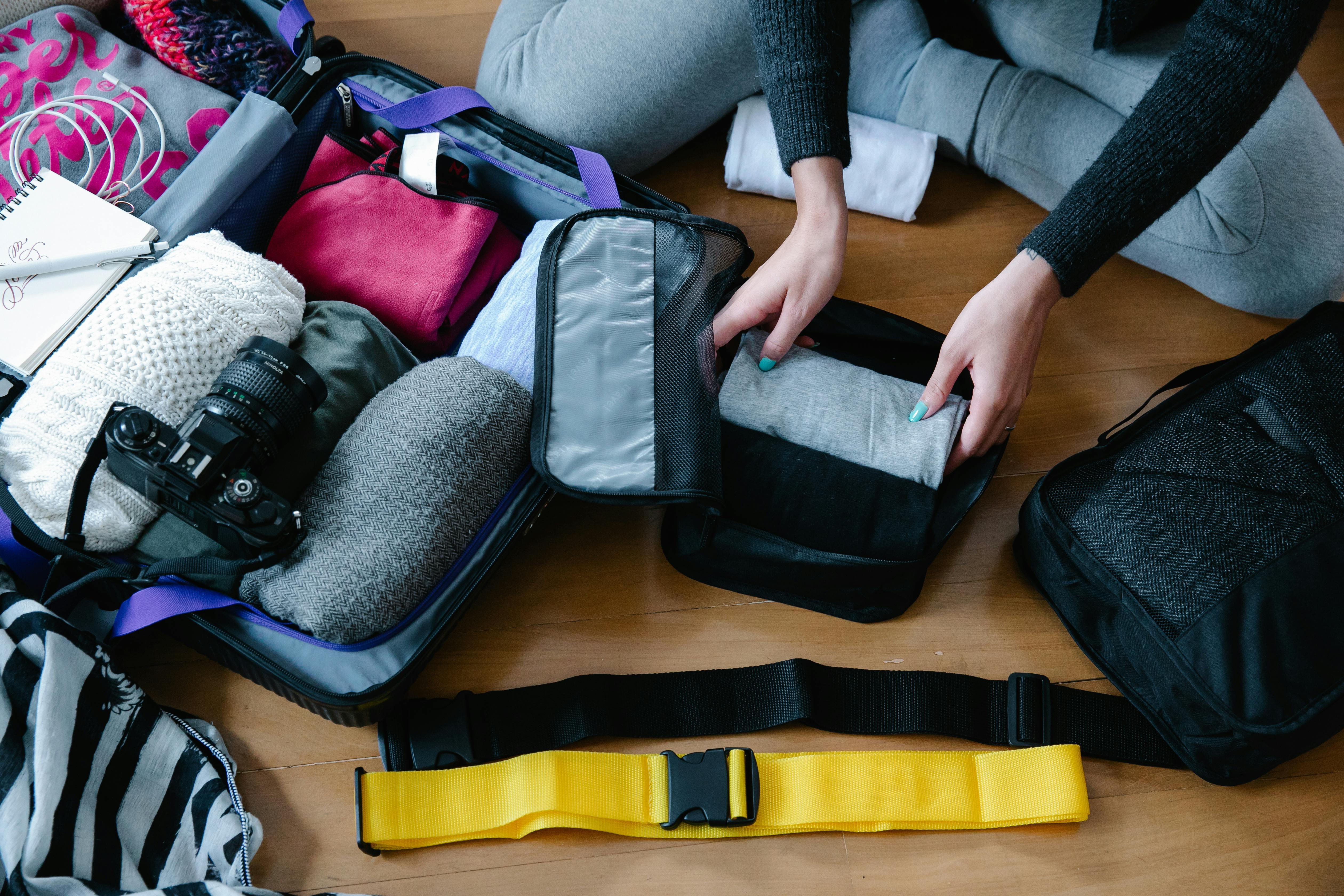 A person packing her bags | Source: Pexels
