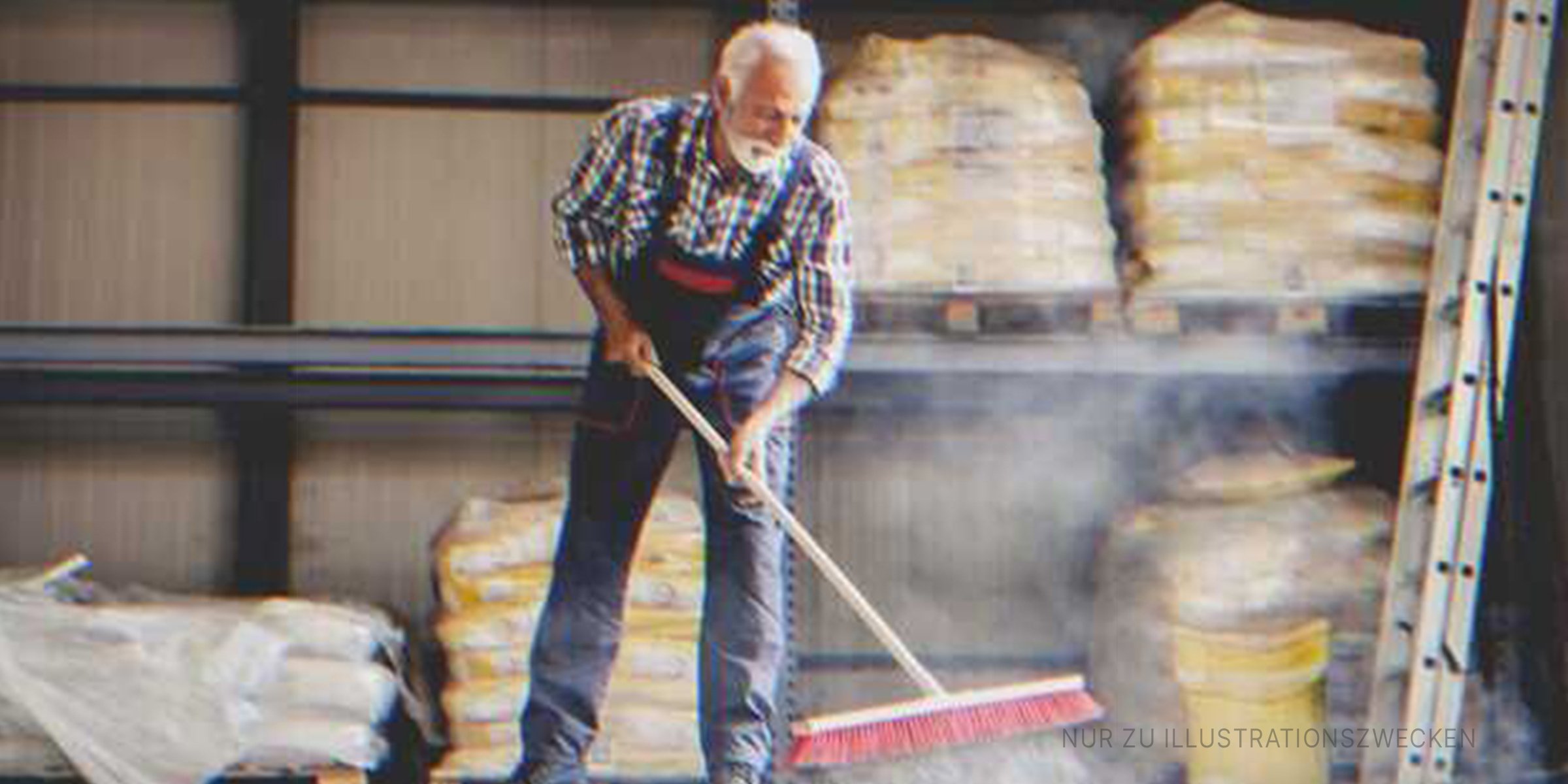 Ein alter Mann kehrt mit einem Besen. | Quelle: Shutterstock