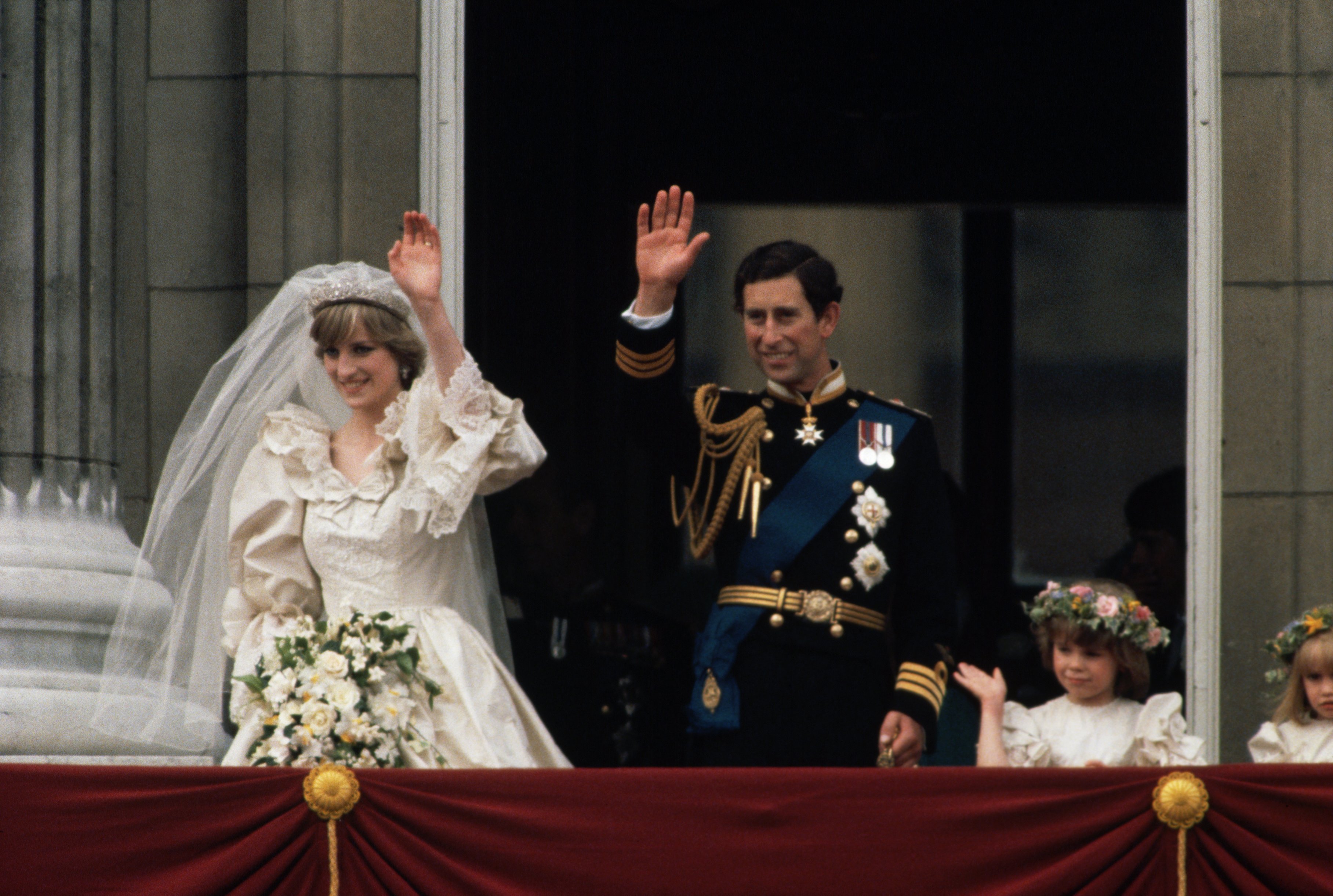 Prinzessin Diana und Prinz Charles winken den Zuschauern kurz nach ihrer Hochzeit vom Balkon des Buckingham Palast zu | Quelle: Getty Images