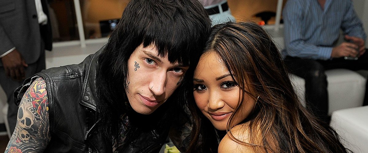 Trace Cyrus and Brenda Song attend the launch of the EVO 3D at the RadioShack Pop-Up 3D Lounge on June 23, 2011 | Photo: Getty Images