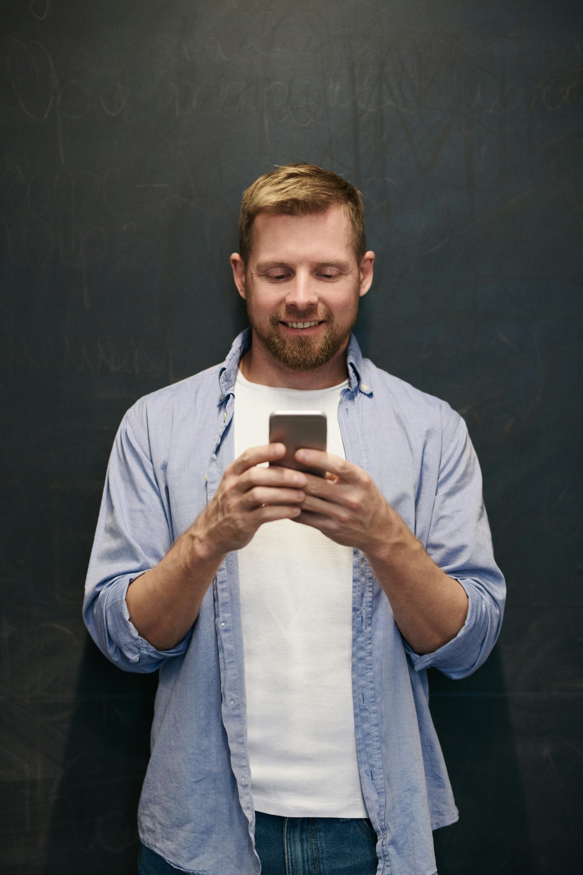 A man using his phone | Source: Pexels