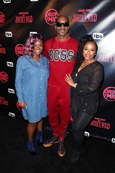 Cori Broadus, Host Snoop Dogg (L) and Shante Broadus arrive at the Premiere for TBS's "Drop The Mic" and "The Joker's Wild" at The Highlight Room on October 11, 2017 in Los Angeles, California | Photo: Getty Images
