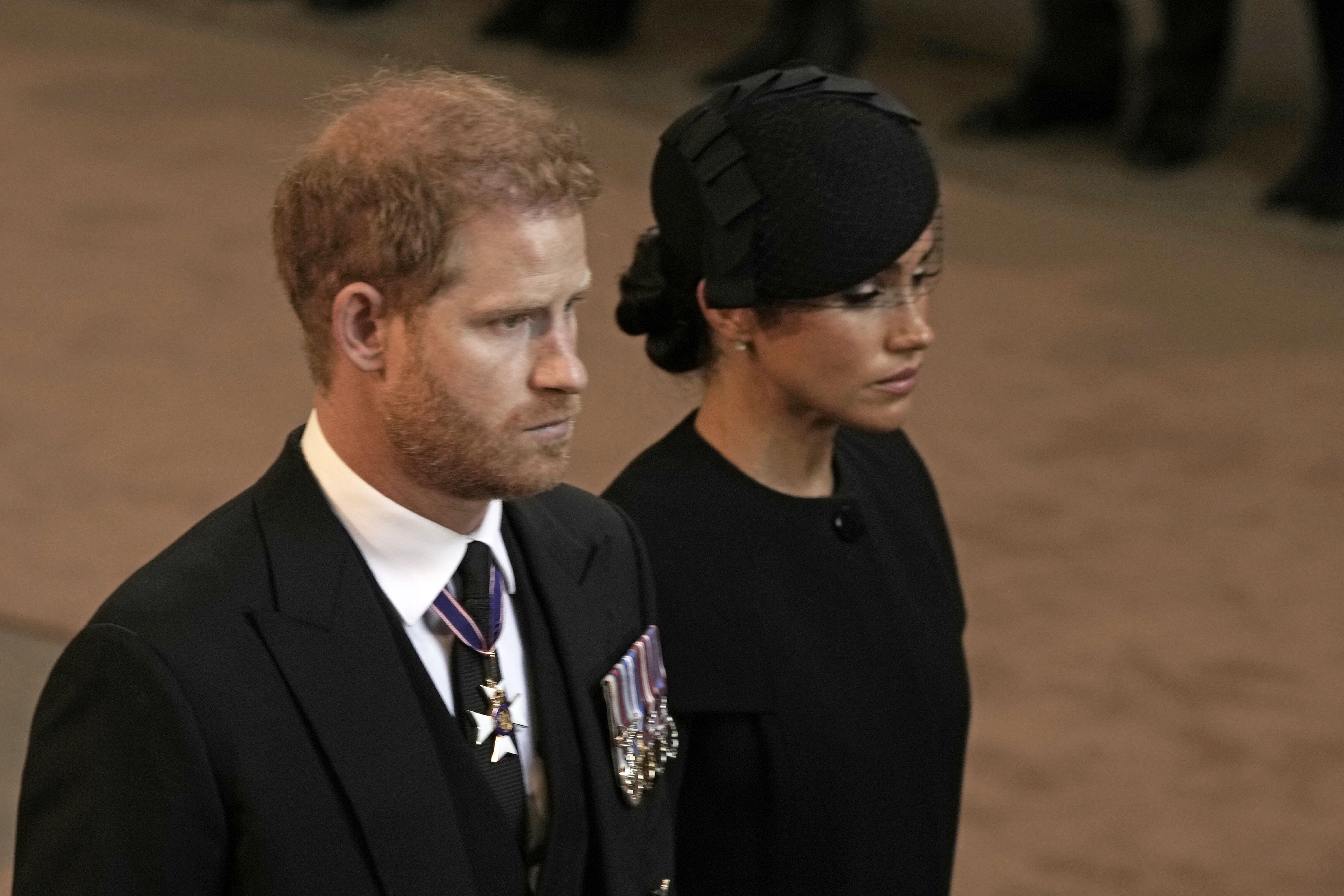 Prinz Harry, Herzog von Sussex, und Meghan, Herzogin von Sussex, verlassen am 14. September 2022 die Westminster Hall in London, Vereinigtes Königreich. | Quelle: Getty Images