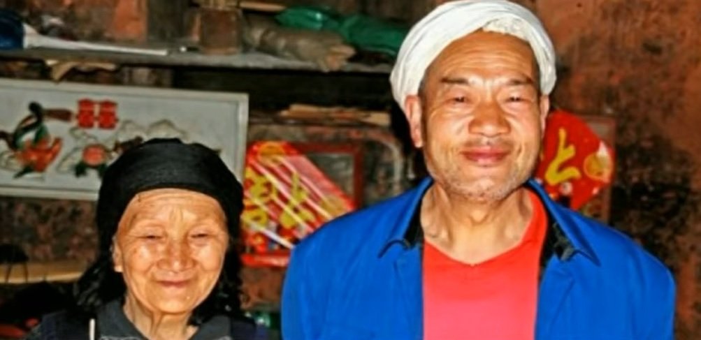 Liu Guojiang y Xu Chaoqing en hogar en la montaña.| Foto: Youtube/bontvchina