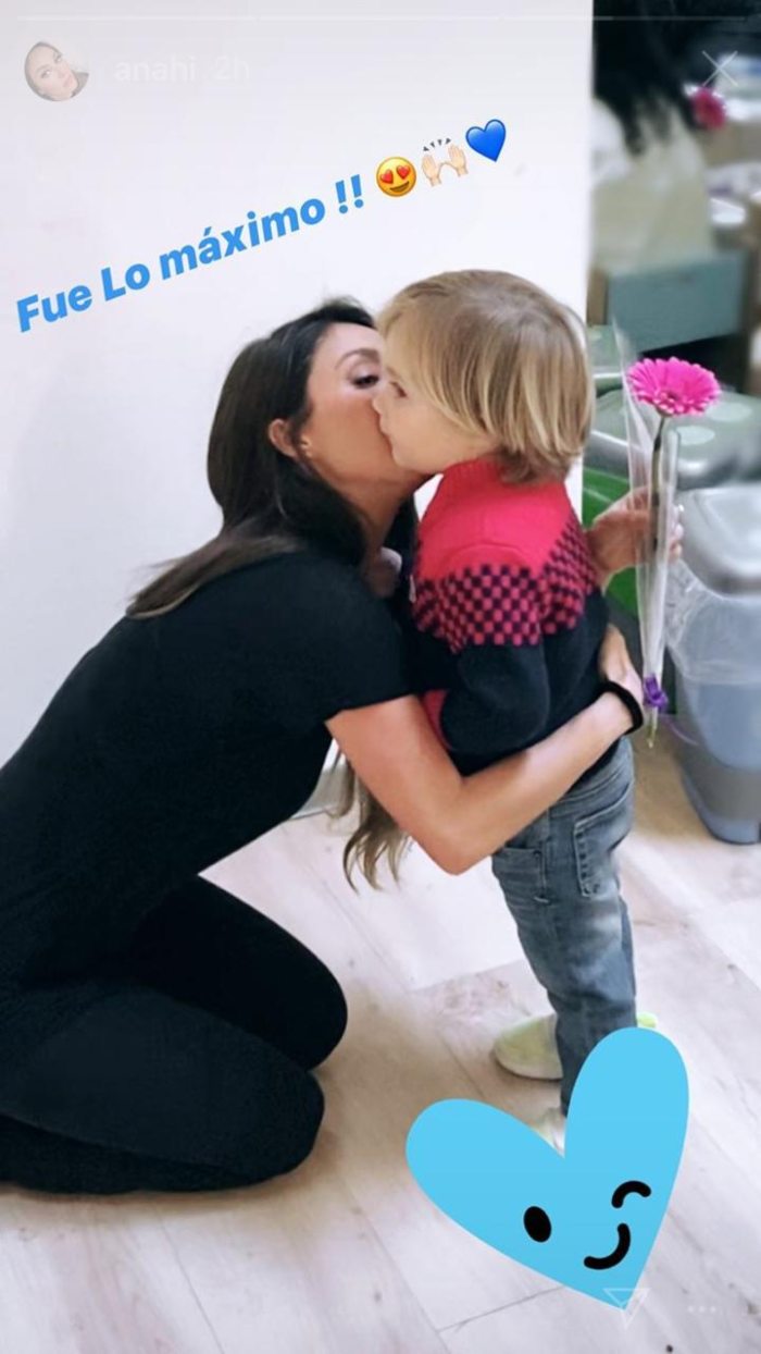 Anahí abraza a su primogénito pocos días después del parto de su segundo hijo. | Foto: Historias de Instagram/anahi Anahí abraza a su primogénito pocos días después del parto de su segundo hijo. | Foto: Historias de Instagram/anahi