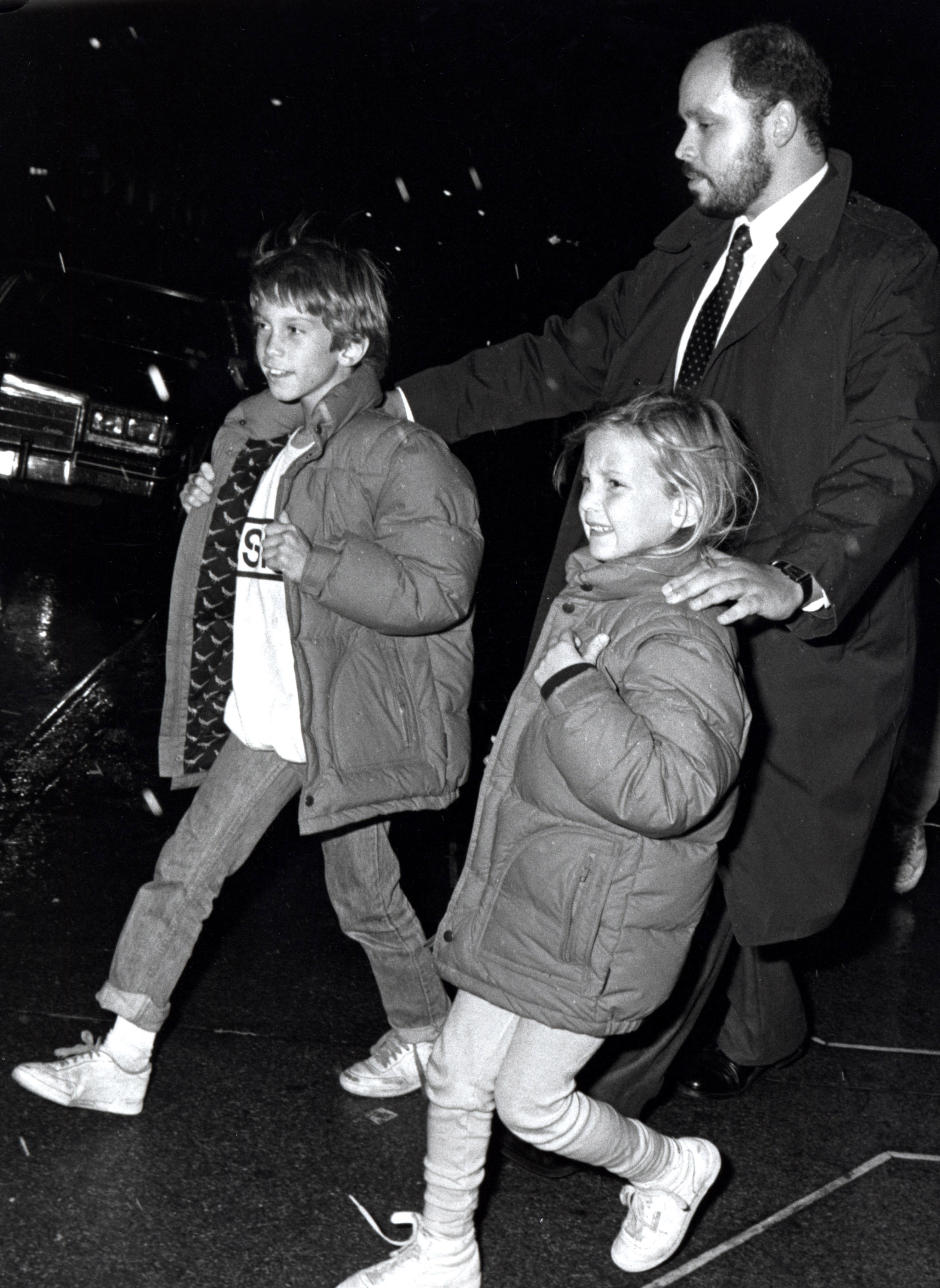 Goldie Hawn's children escorted at the Pediatric Cancer Research Benefit on November 5, 1986 | Source: Getty Images