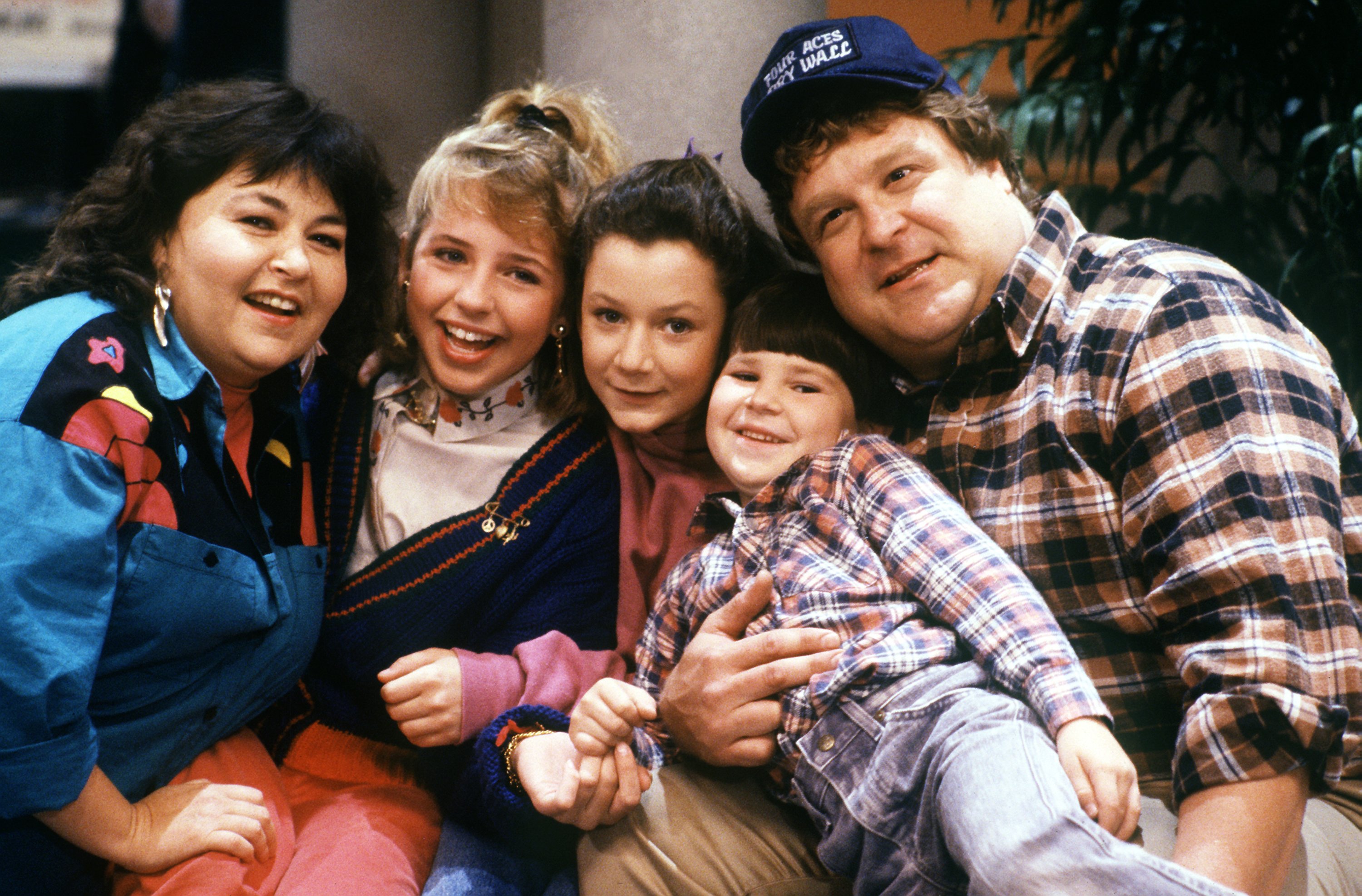 Roseanne (Roseanne Barr), Becky (Lecy Goranson), Darlene (Sara Gilbert), D.J. (Michael Fishman) and Dan (John Goodman) on Season One of Roseanne in 1988 | Source: Getty Images 