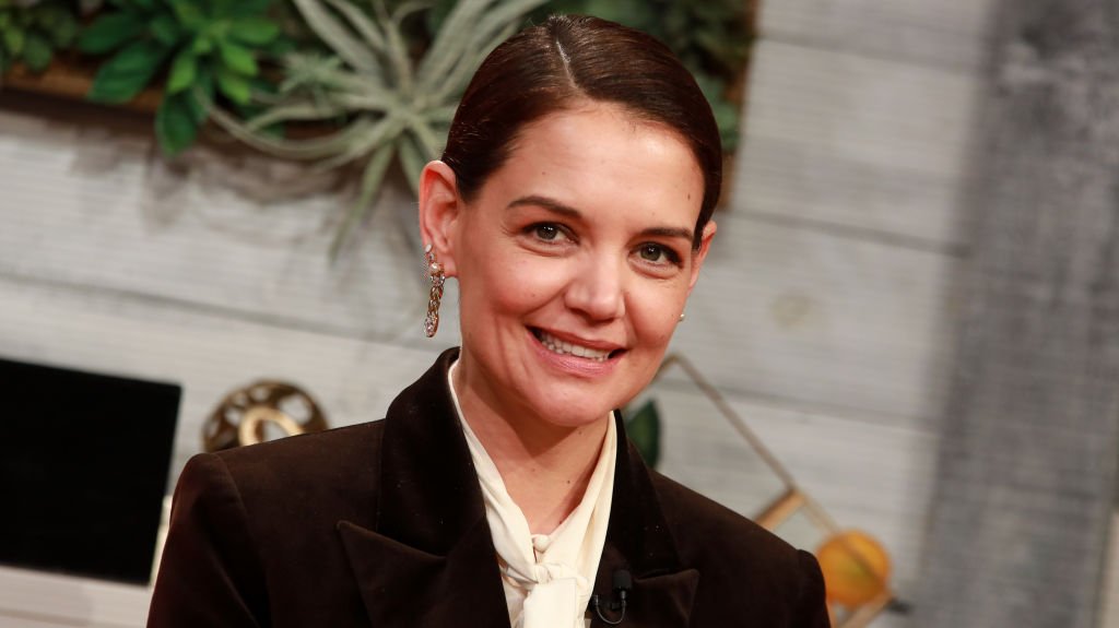 Katie Holmes visits BuzzFeed's "AM To DM" on February 10, 2020. | Photo: Getty Images