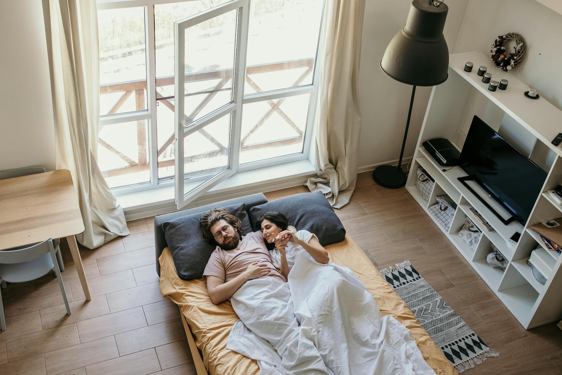 A couple lying in bed | Source: Pexels