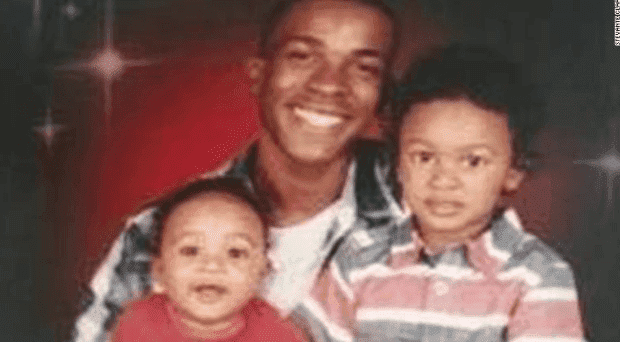 Screenshot of Stephon Clark and his two sons. | Photo: Twitter/CNN