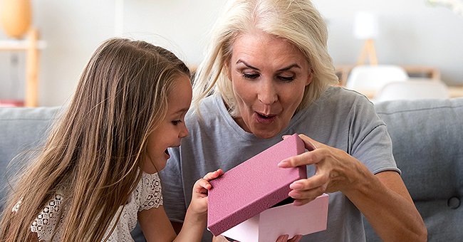 Un enfant offrant un cadeau à sa grand-mère. | Photo : Getty Images