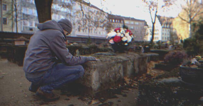 Un hombre frente a una tumba | Foto: Shutterstock