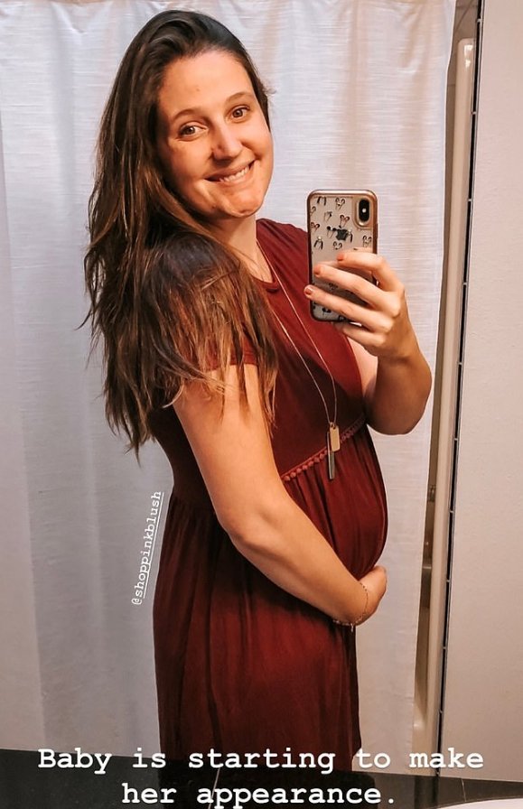 Tori Roloff showing off her baby bump while pregnant with her daughter, Lilah in 2019. | Photo: Instagram/ Tori Roloff