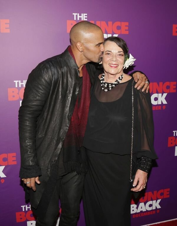 Shemar Moore kisses his mother, Marilyn Moore at the premiere of "The Bounce Back." | Photo: Getty Images