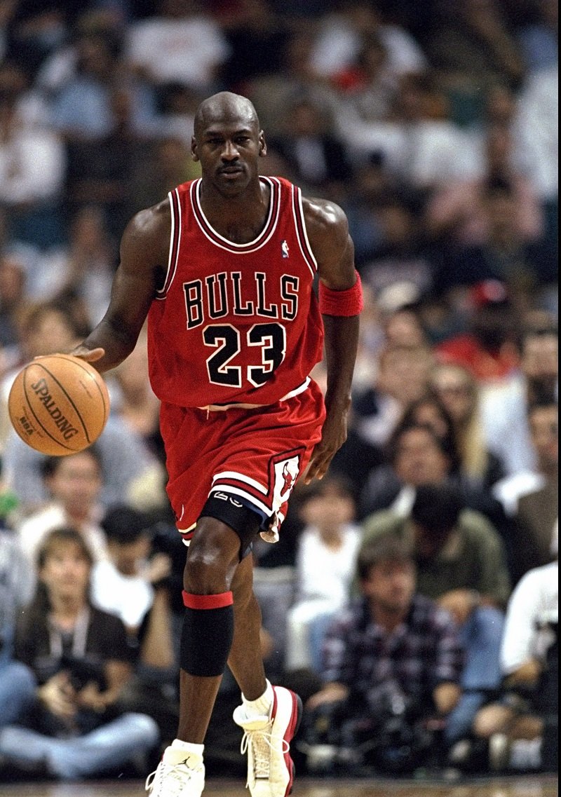Michael Jordan en enero de 1998 en el Miami Arena en Miami, Florida. | Foto: Getty Images