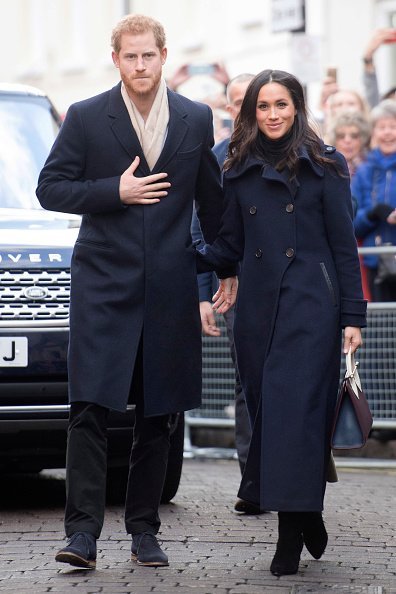 Meghan Markle und Prinz Harry Hand in Hand, Nottingham, 2017 | Quelle: Getty Images