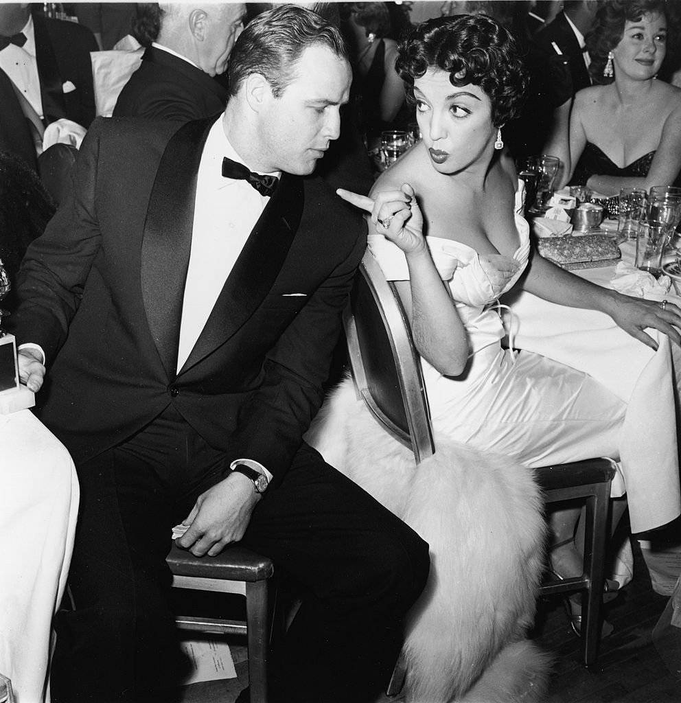 Marlon Brando mit Katy Jurado in den 1950er Jahren | Quelle: Getty Images