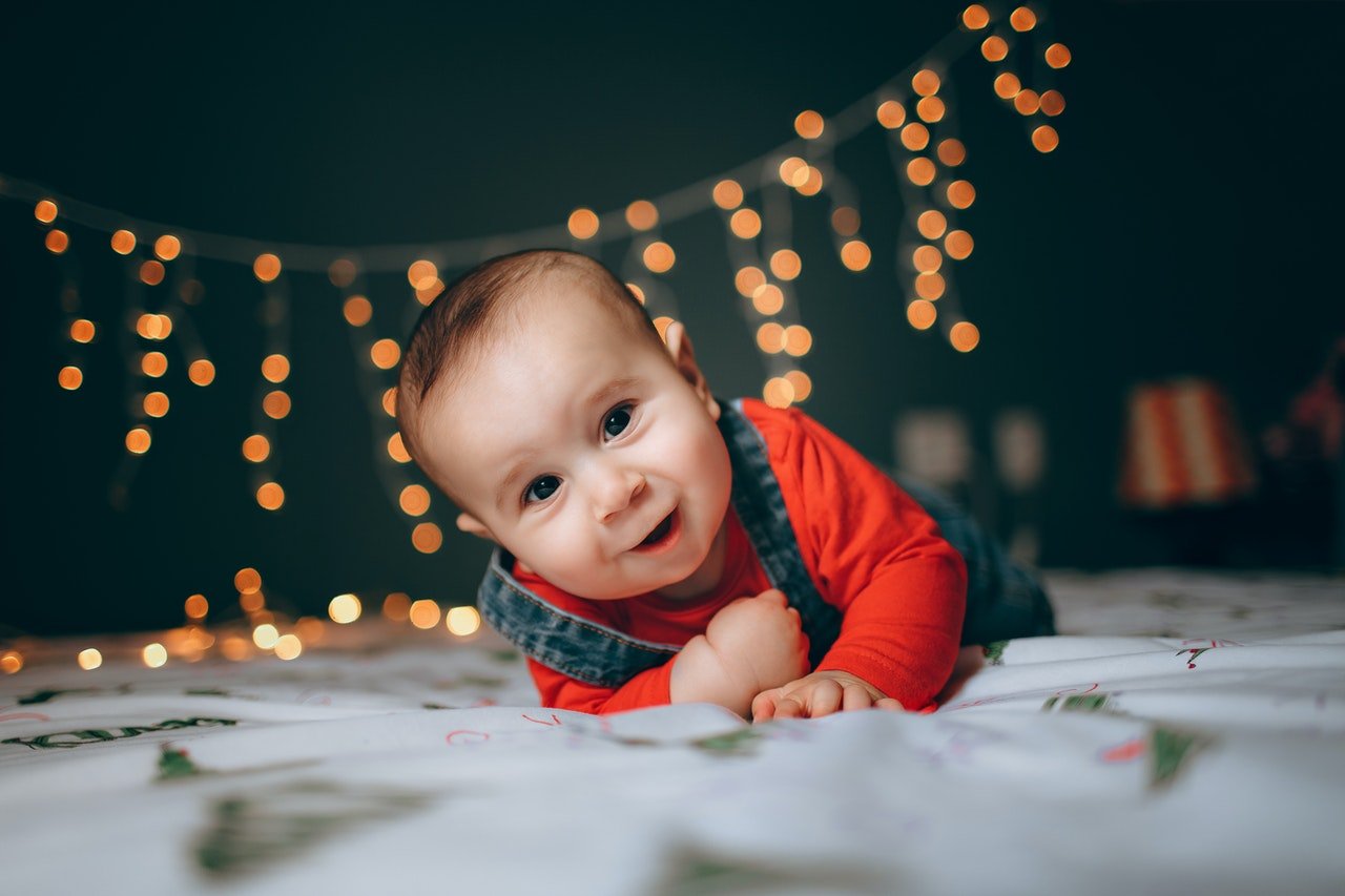 Lächelndes Baby, das in die Kamera schaut | Quelle: Pexels