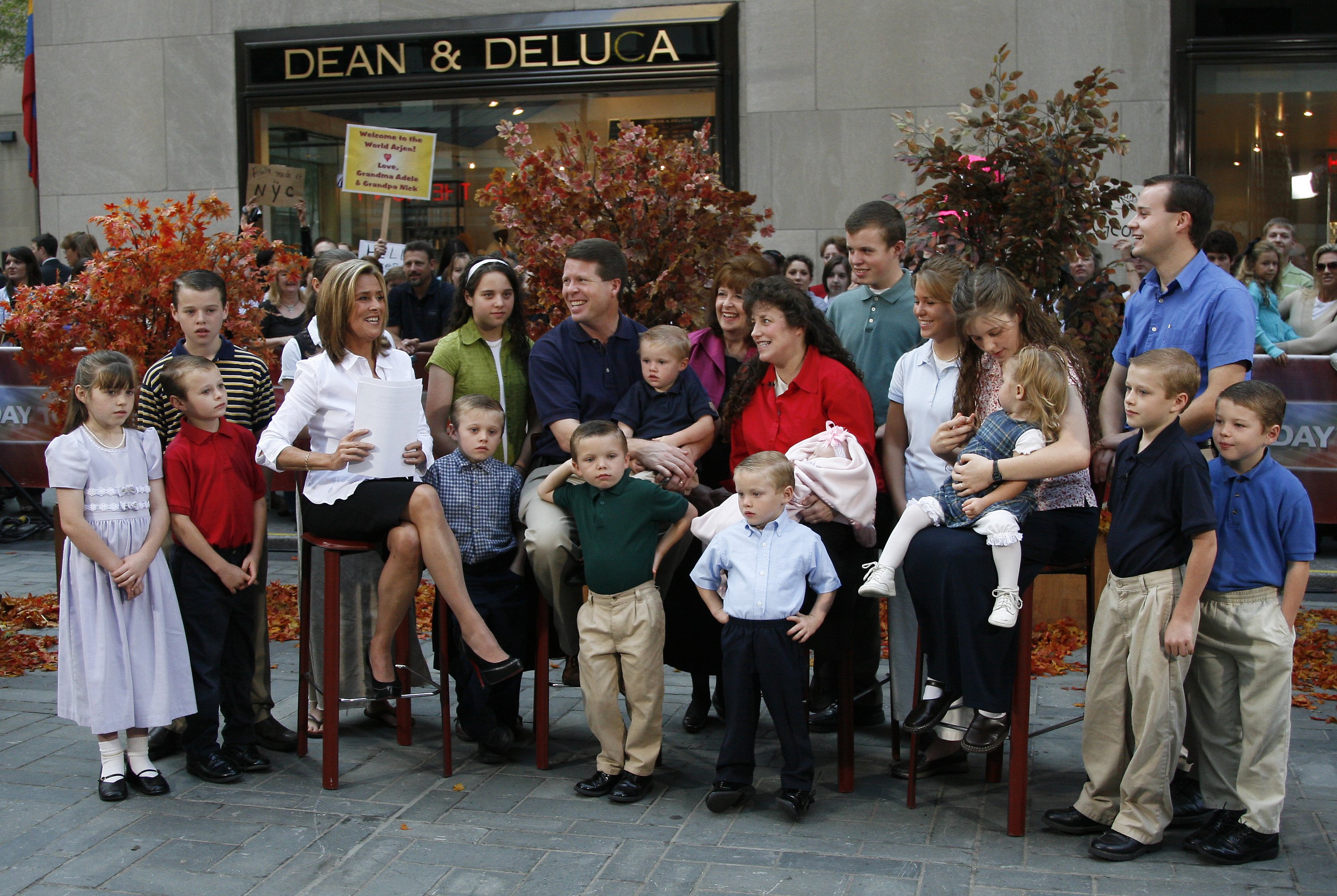 Co-Anchor Meredith Vieira with the Duggar family on NBC News' "Today" on September 21, 2007 | Source: Getty Images