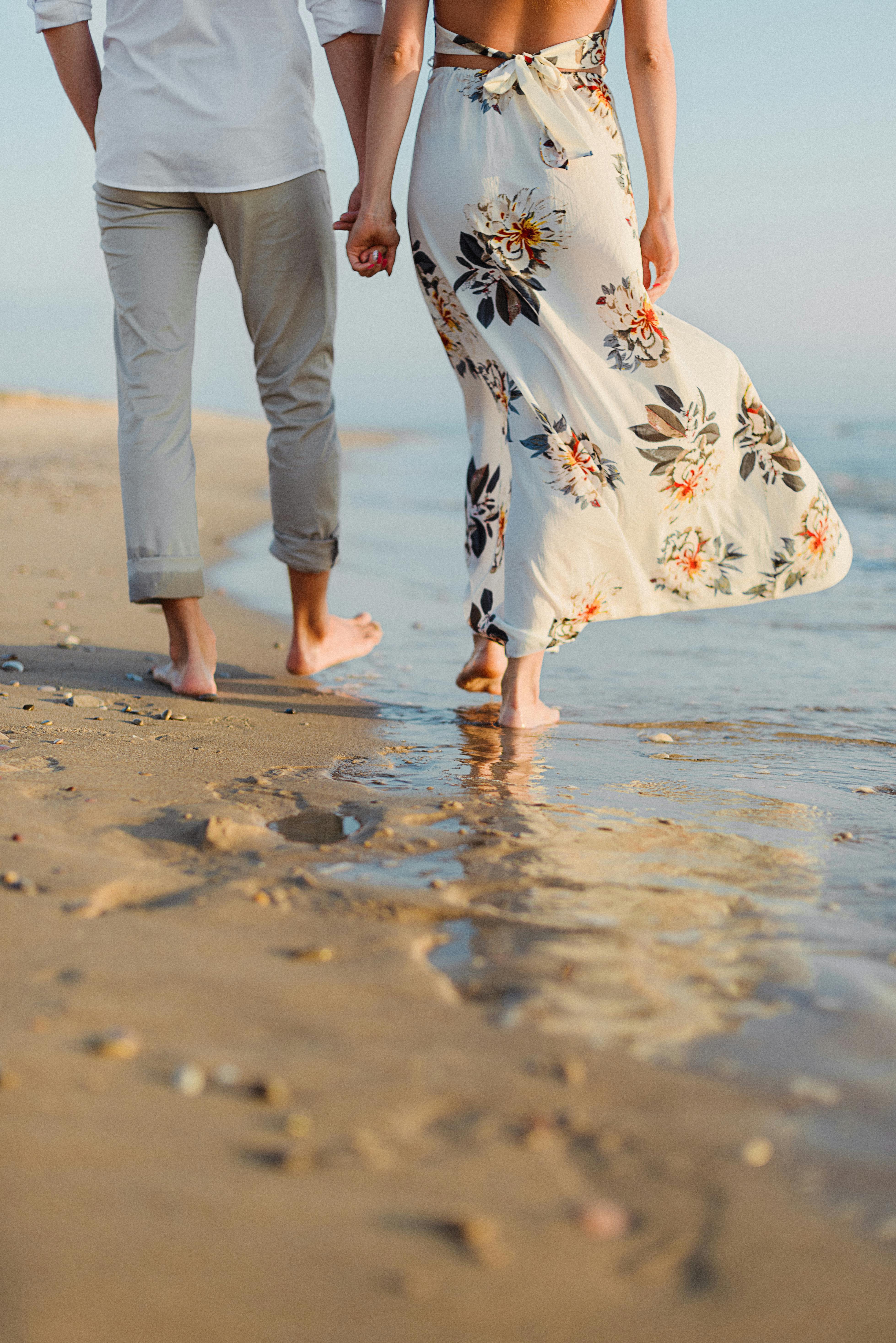 A couple walking along a beach | Source: Pexels