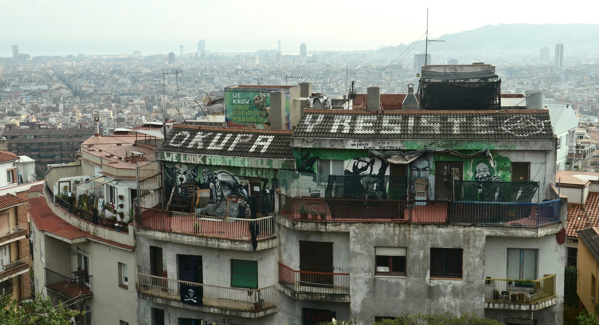 Okupa y resiste (occupy and resist). Visto desde el Parque Guell en Barcelona. | Foto: Pixabay