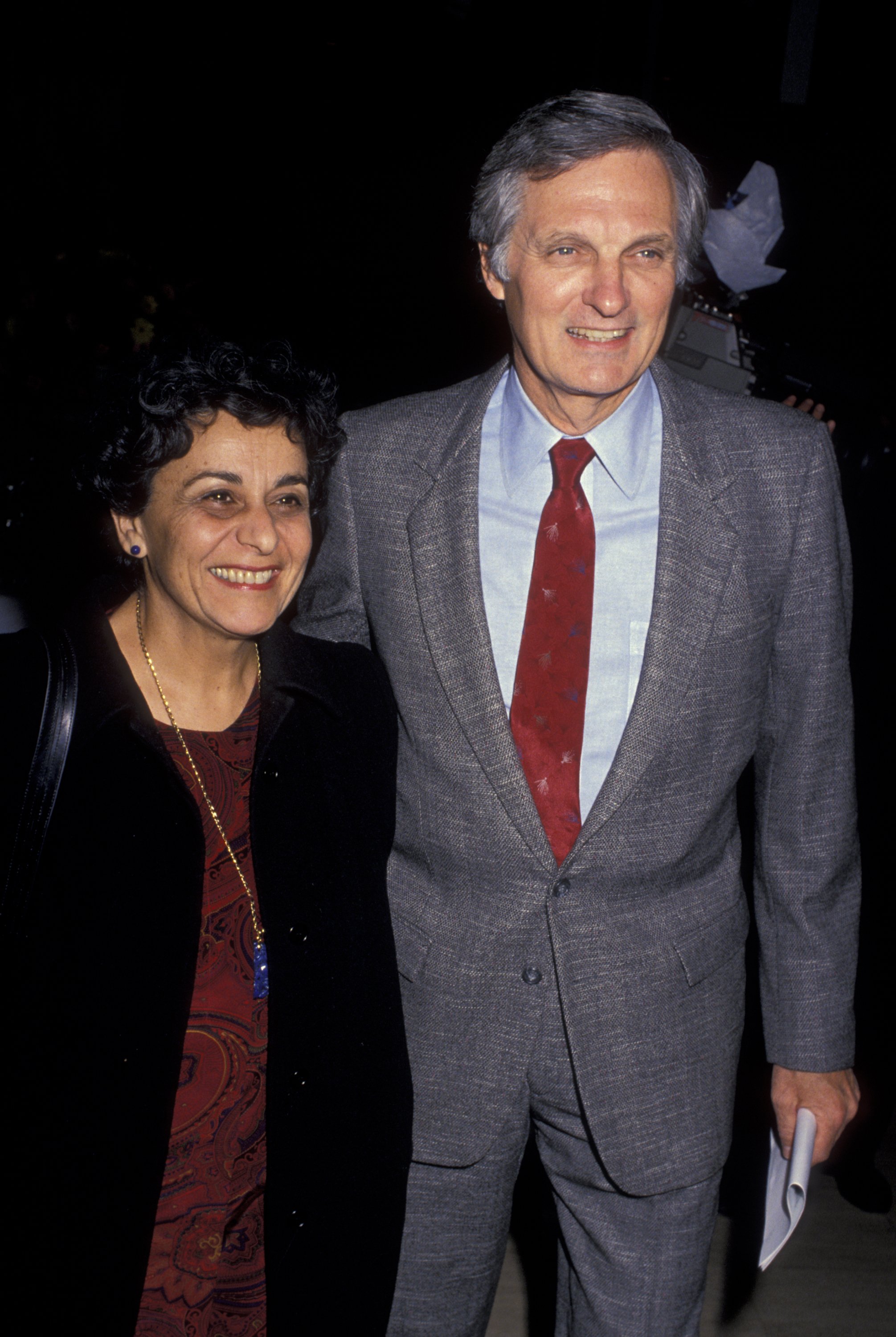 Alan Alda y su esposa Arlene Weiss en el Séptimo Festival Anual de Radiodifusión de Televisión en el Museo de Arte de Los Ángeles, el 5 de marzo de 1990, en Los Ángeles, California. | Foto: Getty Images