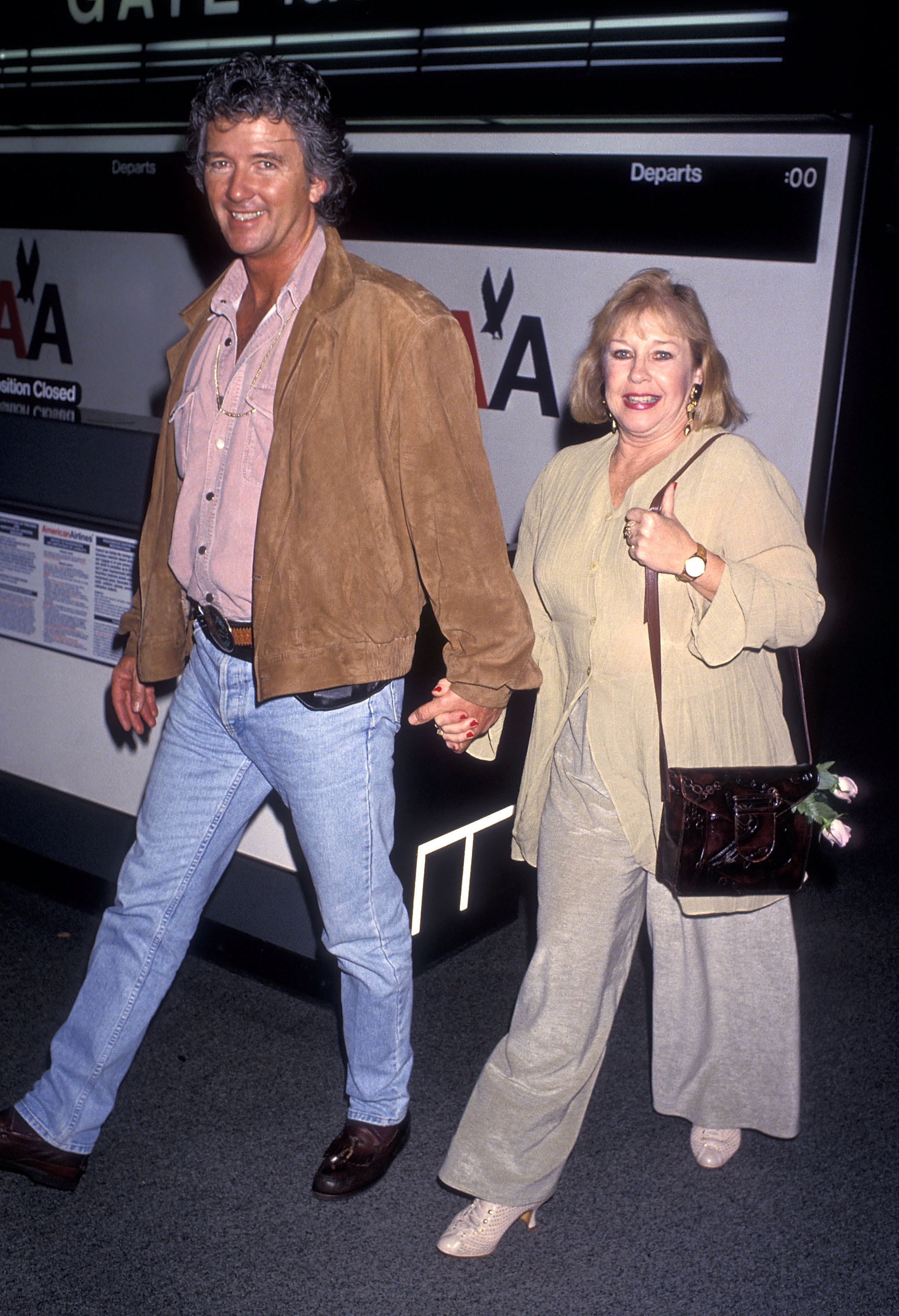 Patrick Duffy and his wife Carlyn arrive from Miami, Florida, on January 26, 1994, at the Los Angeles International Airport in Los Angeles, California | Source: Getty Images