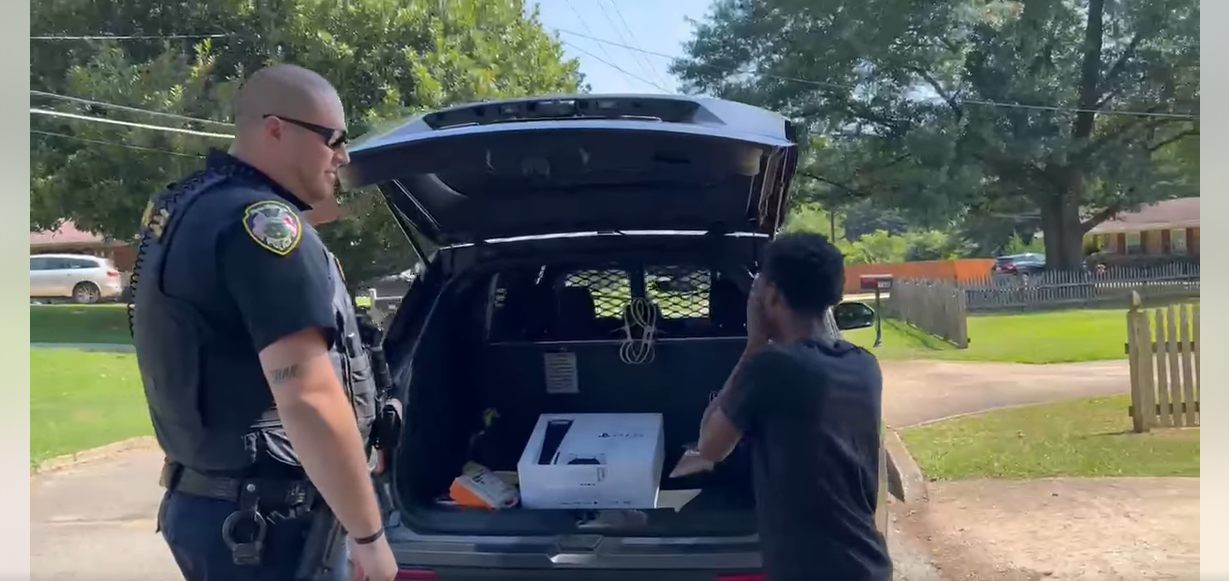 Der Junge reagiert auf die Überraschung, die ihm Officer Colleran bereitet hat | Quelle: Facebook/City of Hapeville Police
