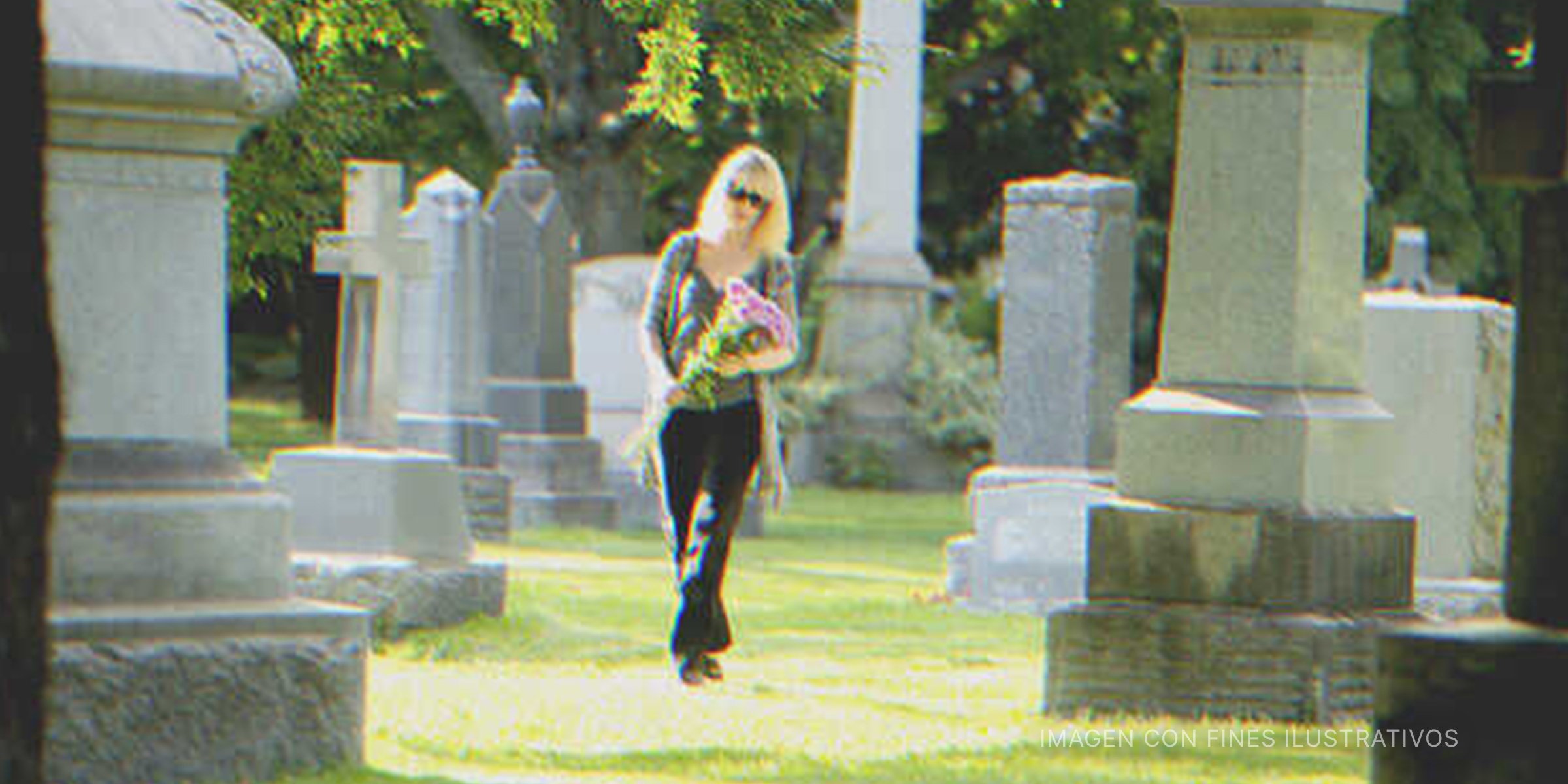 Mujer en un cementerio | Foto: Shutterstock