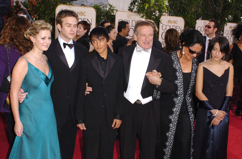 Robin Williams and his family during The 62nd Annual Golden Globe Awards at Beverly Hilton Hotel on January 17, 2005, in Los Angeles, California. | Source: Getty Images