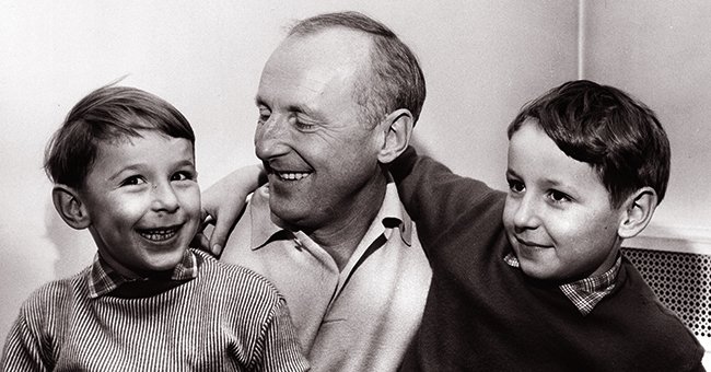 Bourvil avec ses fils Philippe et Dominique Raimbourg, en 1959. | Photo : Wikimedia