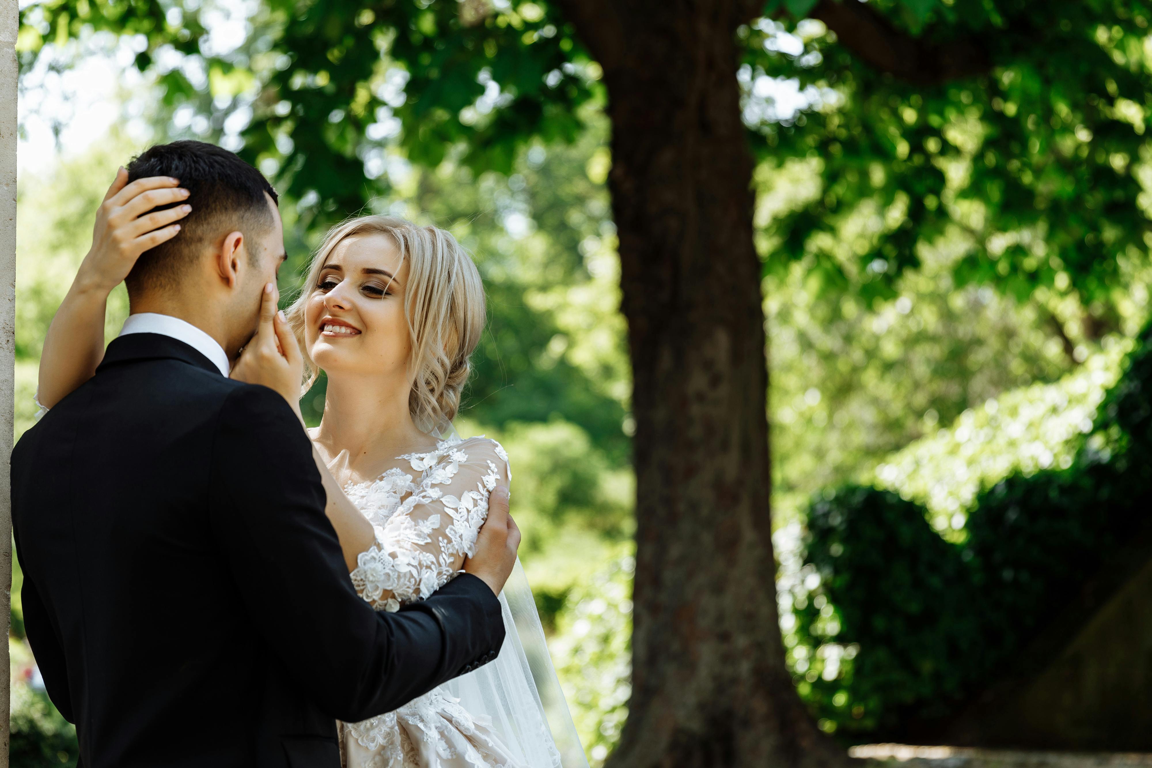 Groom and bride exchange vows | Source: Pexels