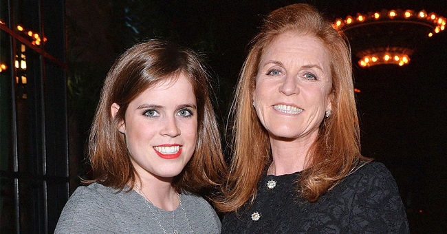 Sarah Ferguson montre des jambes toniques en robe noire lors d'une sortie avec la princesse Eugénie