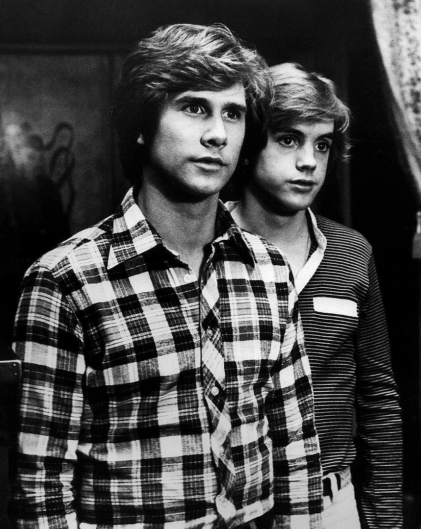 Photo of Parker Stevenson (left) and Shaun Cassidy (right) as the Hardy boys in 1977 | Photo: Wikimedia Commons Images