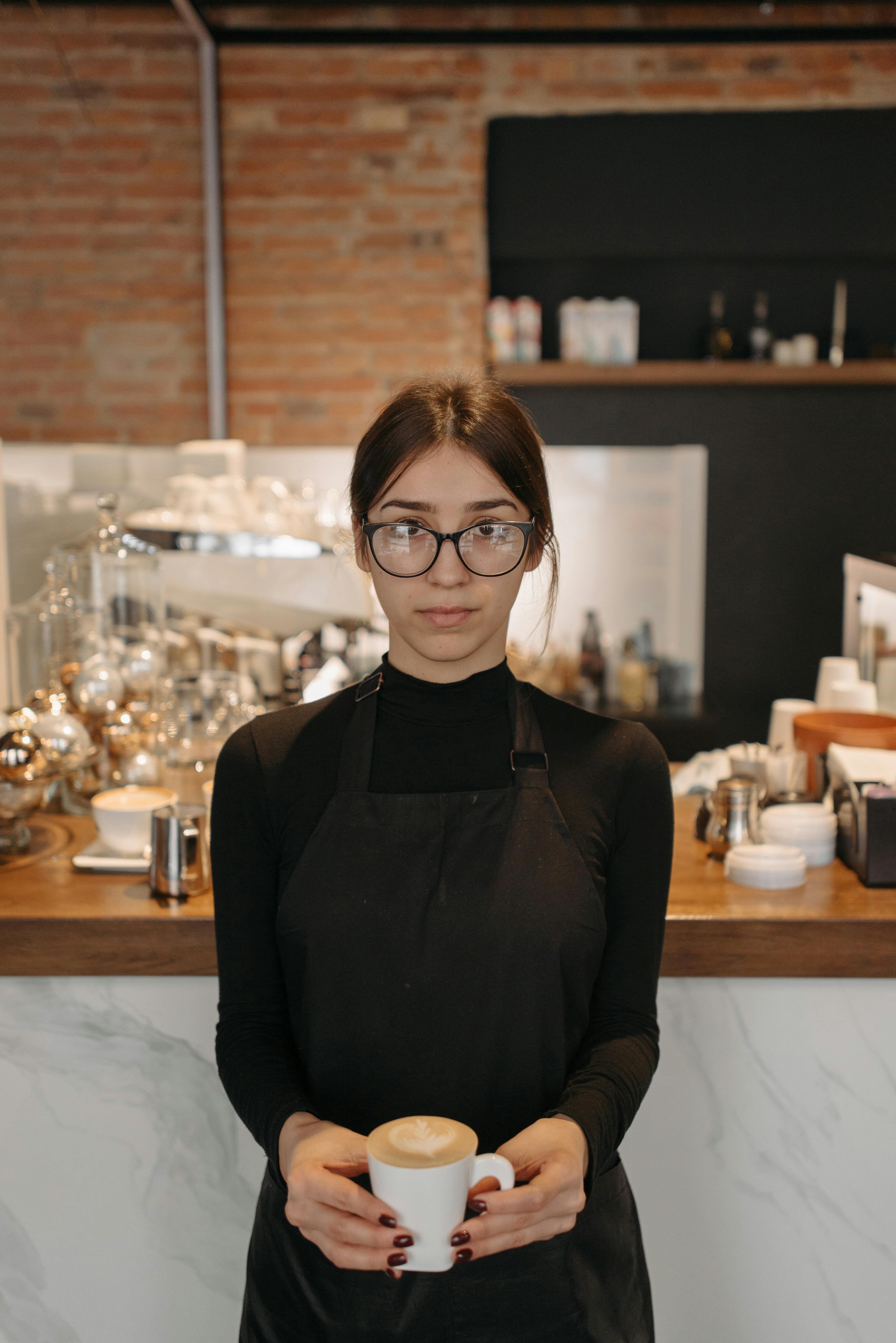 A serious waitress | Source: Pexels