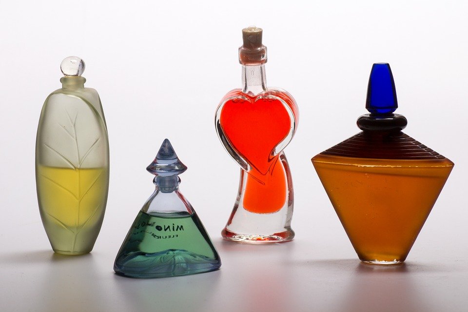 Different perfume bottles of different shapes and sizes| Photo: Pixabay