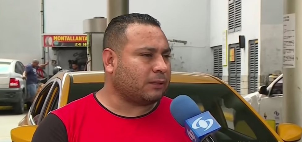Taxista Álex Favio Marín. | Foto: YouTube / Noticias Caracol Taxista Álex Favio Marín. | Foto: YouTube / Noticias Caracol