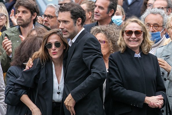 Victoria Bedos, Nicolas Bedos et Joelle Bercot assistent aux funérailles de Guy Bedos. | Photo : Getty Images Victoria Bedos, Nicolas Bedos et Joelle Bercot assistent aux funérailles de Guy Bedos. | Photo : Getty Images
